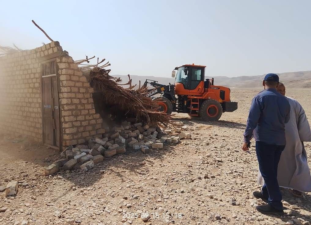 حملات إسترداد 6 حالات تعدى على 91 فدان بمدينة أرمنت حملات إسترداد 6 حالات تعدى على 91 فدان بمدينة أرمنت