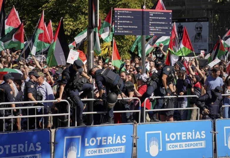 الشرطة تحاول تفريق المتظاهرين الشرطة تحاول تفريق المتظاهرين