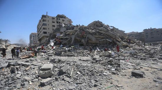قوات الاحتلال تدمر برج الكوثر المزدحم بالنازحين في غزة قوات الاحتلال تدمر برج الكوثر المزدحم بالنازحين في غزة