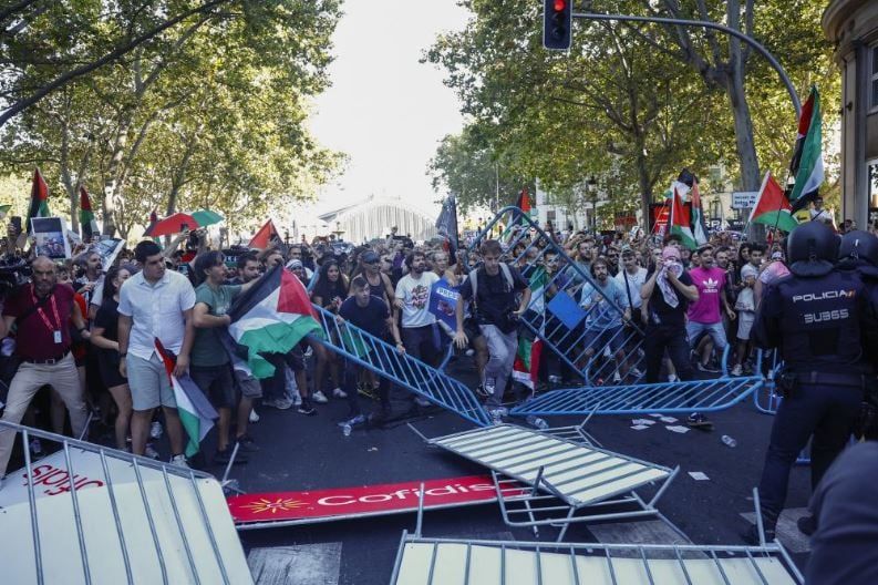 متظاهرون يدعمون فلسطين في مدريد متظاهرون يدعمون فلسطين في مدريد