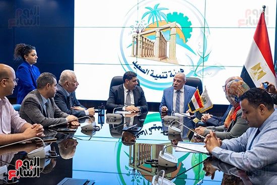جلسة-توقيع-عقود-تشغيل-مجمع-الصناعات-لتجفيف-الطماطم-بقرية-الكيمان