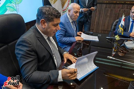 توقيع-عقود-تشغيل-مجمع-الصناعات-لتجفيف-الطماطم-بقرية-الكيمان-بإسنا