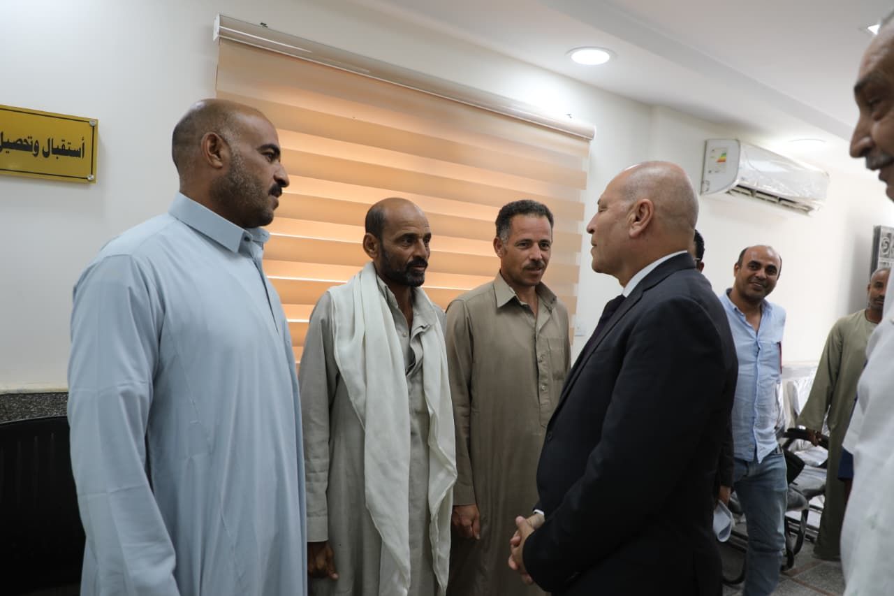 محافظ القاهرة يتفقد منطقة شق الثعبان (1) محافظ القاهرة يتفقد منطقة شق الثعبان (1)