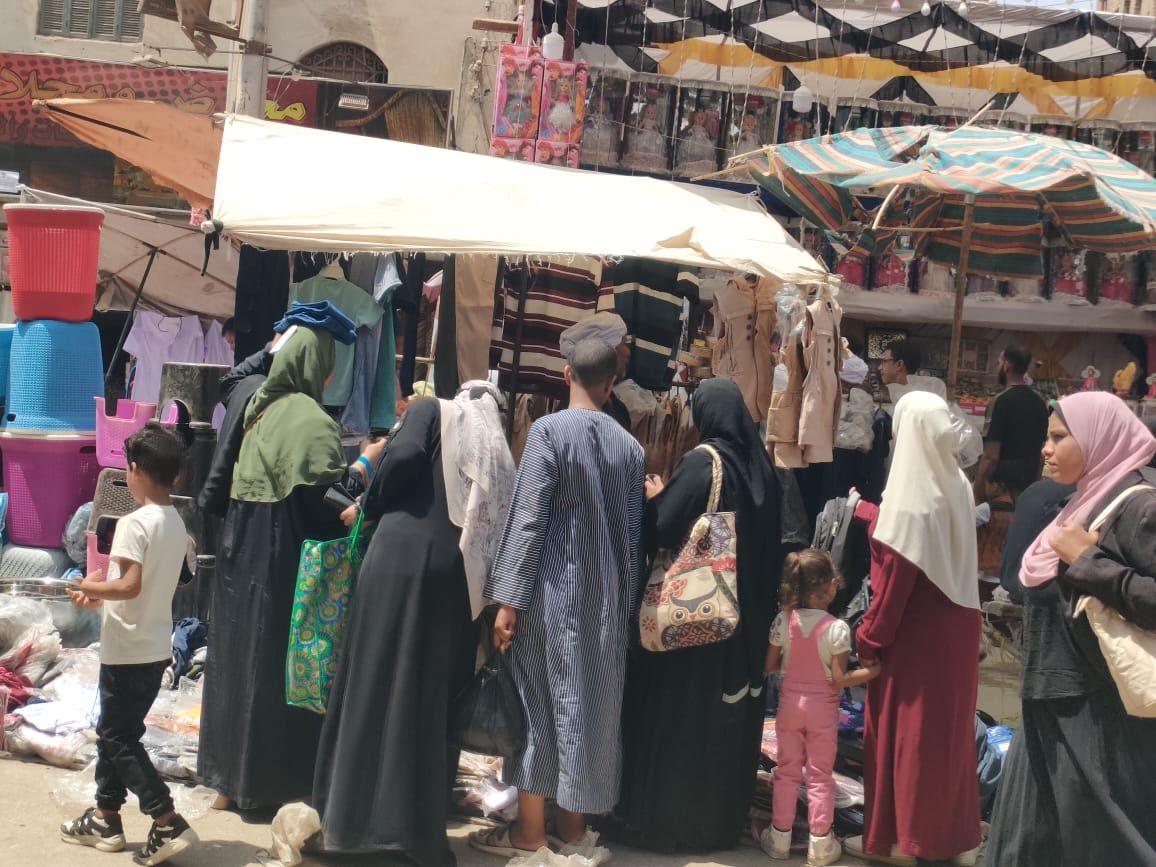 توافد المواطنين لشراء مستلزمات العام الدراسى الجديد
