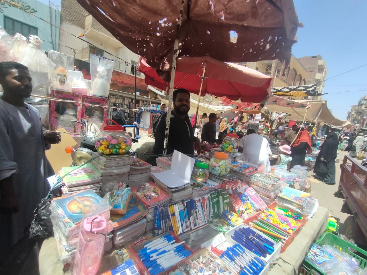 بائعى الأدوات المدرسية فى أسواق وشوارع الأقصر