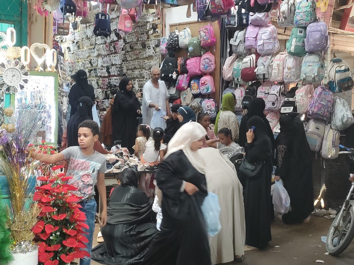 الإقبال على شراء الملابس والحقائب المدرسية