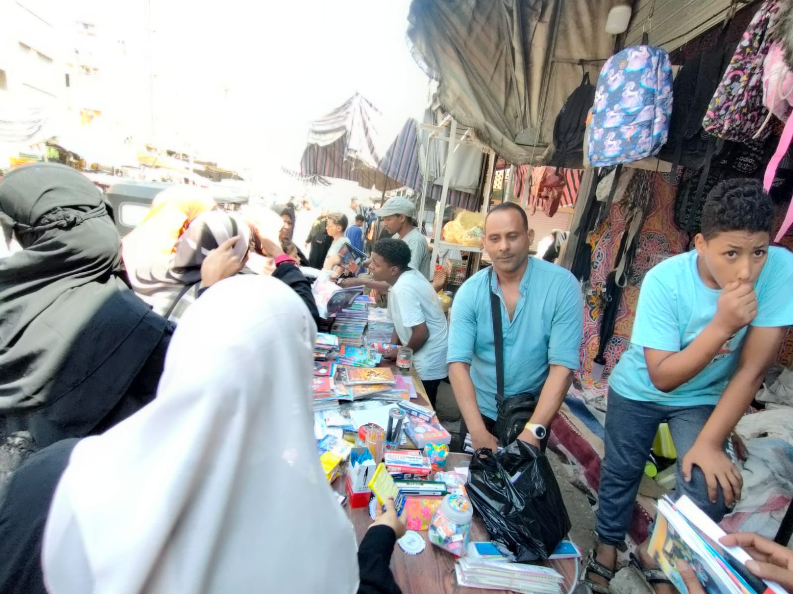 إقبال للمواطنين على شراء المستلزمات المدرسية قبل بدء العام الدراسى