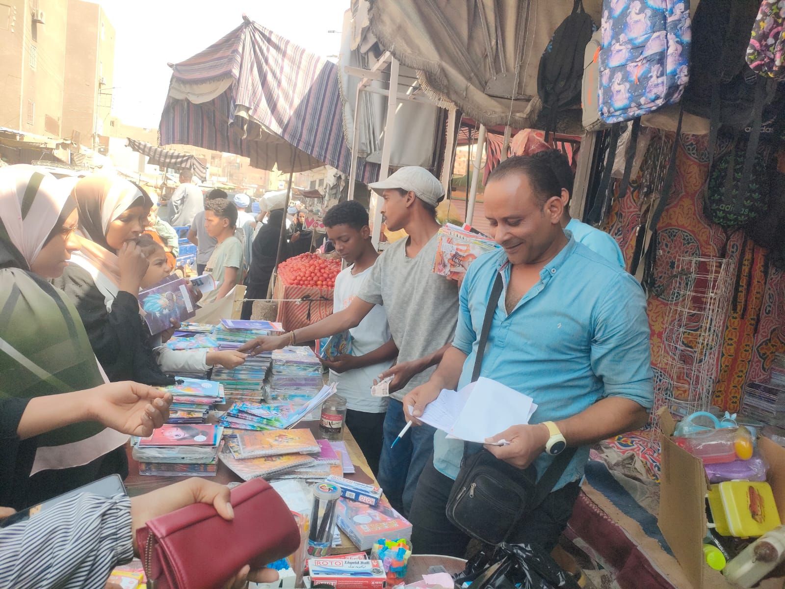 توافد كبير للمواطنين على شراء المستلزمات المدرسية قبل بدء العام الدراسى الجديد