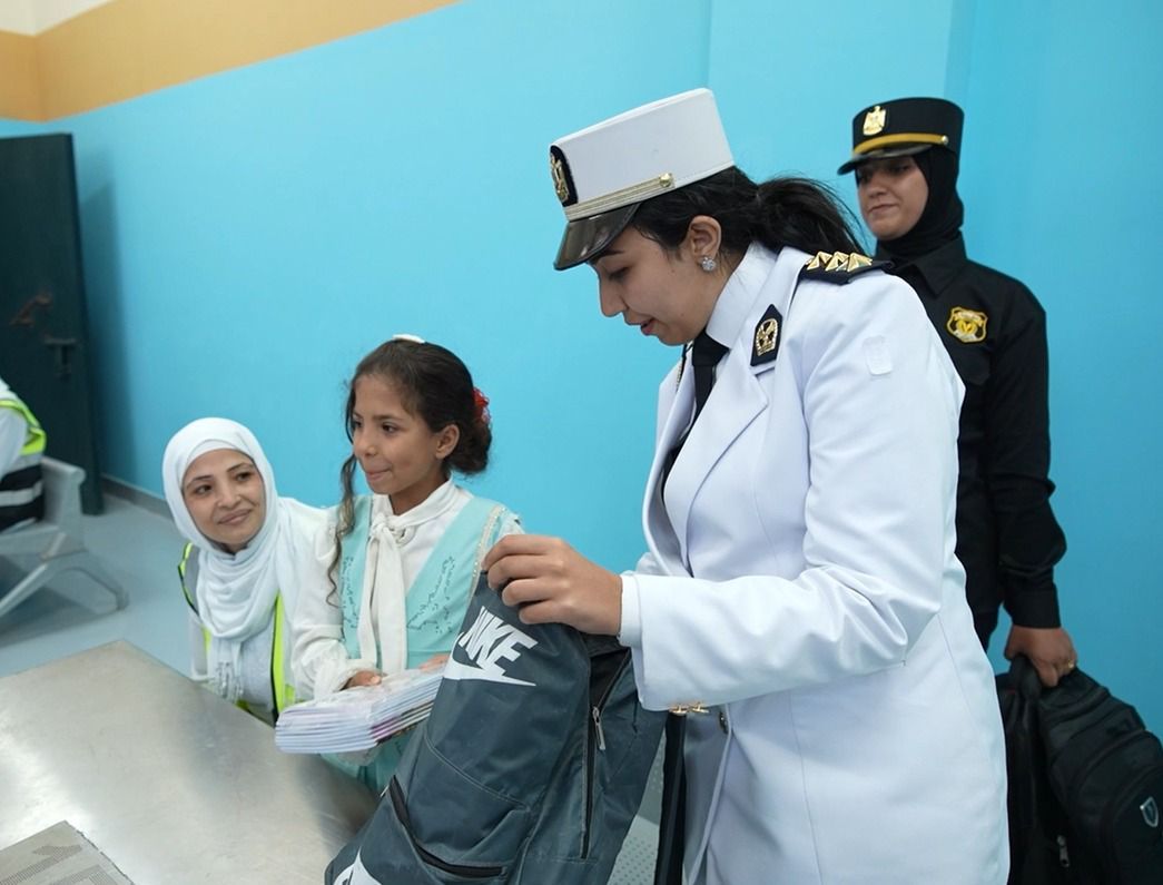 وزارة الداخلية توزع مستلزمات مدرسية على النزلاء وأسرهم (7) وزارة الداخلية توزع مستلزمات مدرسية على النزلاء وأسرهم (7)