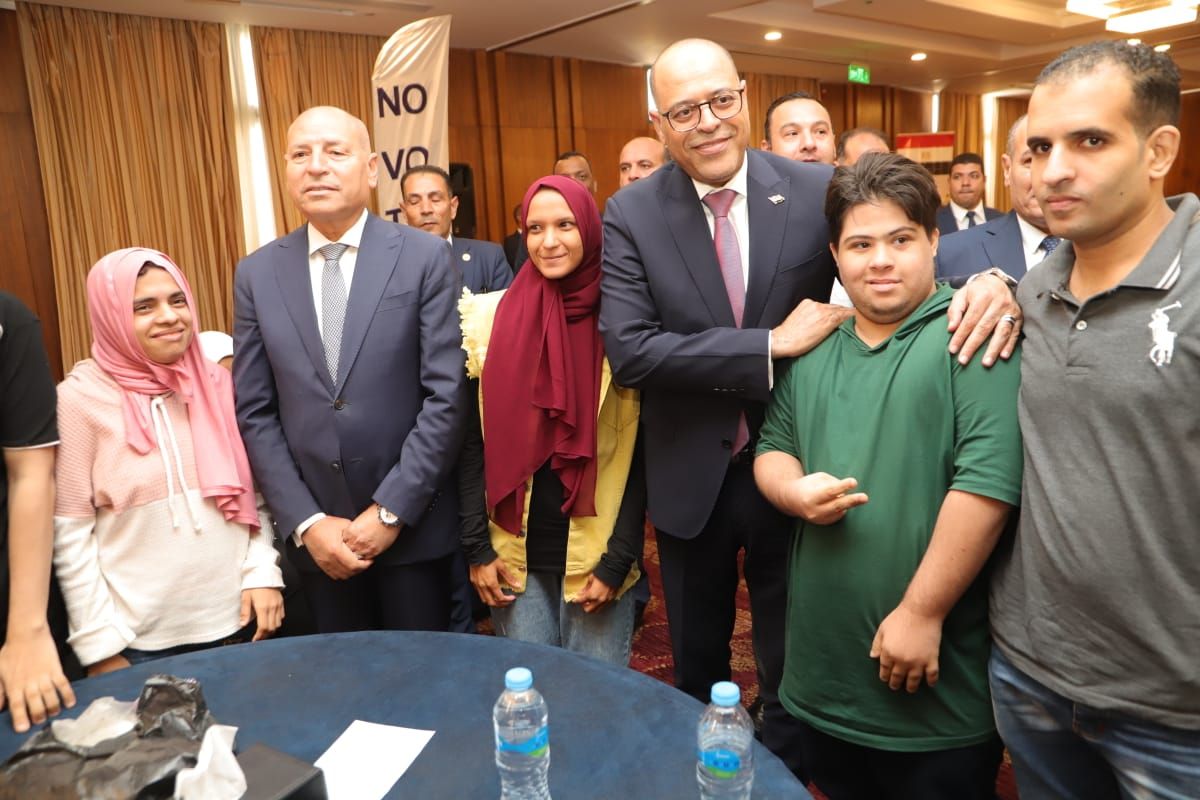 وزير العمل ومحافظ القاهرة يسلمان 100 عقد عمل جديد لذوي همم وزير العمل ومحافظ القاهرة يسلمان 100 عقد عمل جديد لذوي همم