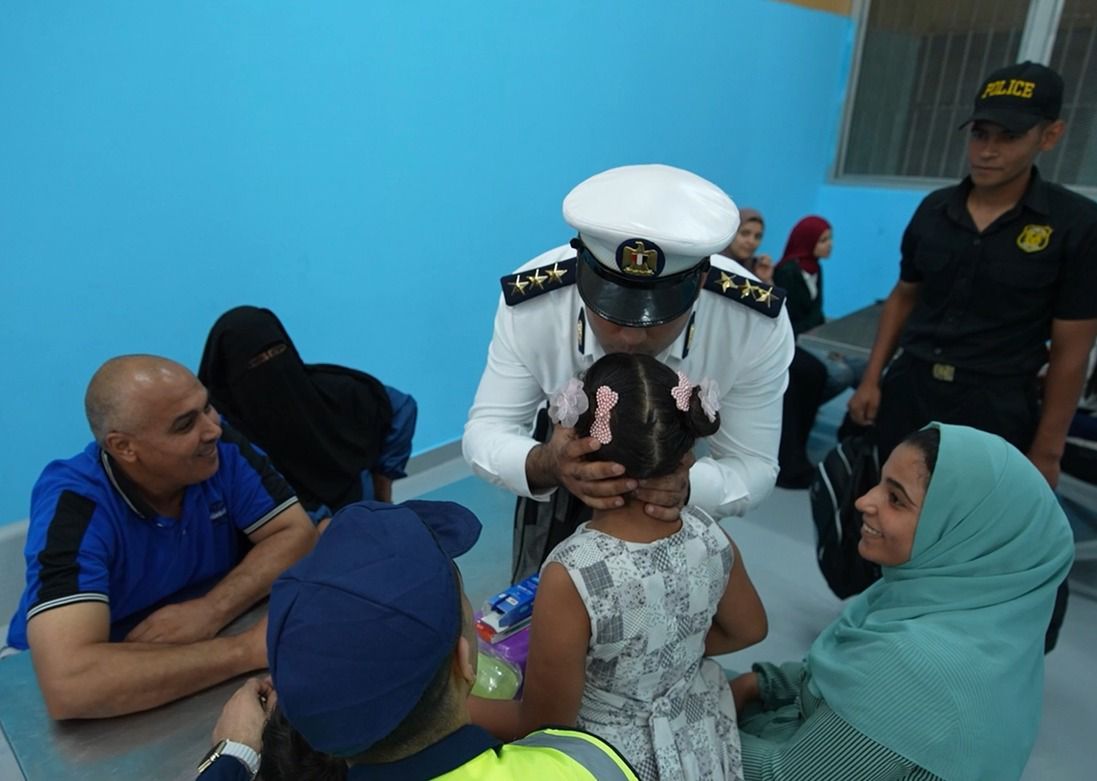 وزارة الداخلية توزع مستلزمات مدرسية على النزلاء وأسرهم (8) وزارة الداخلية توزع مستلزمات مدرسية على النزلاء وأسرهم (8)