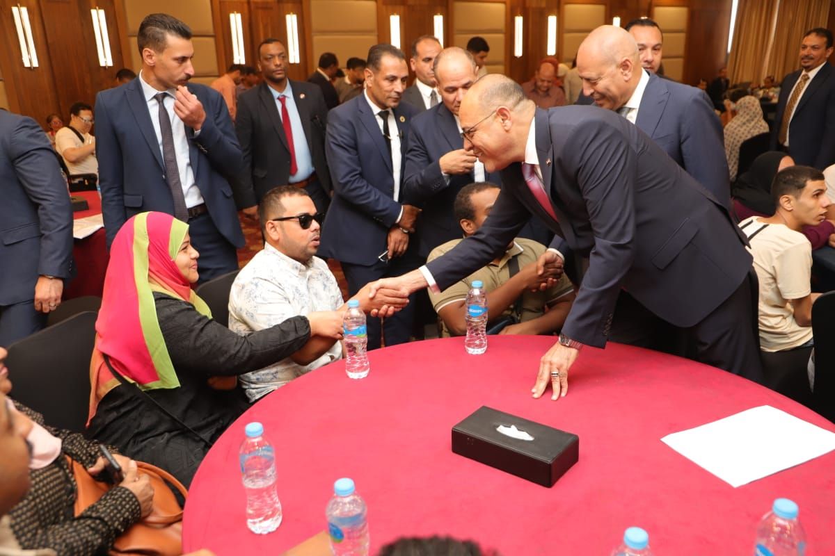 وزير العمل يصافح أحد الشباب وزير العمل يصافح أحد الشباب
