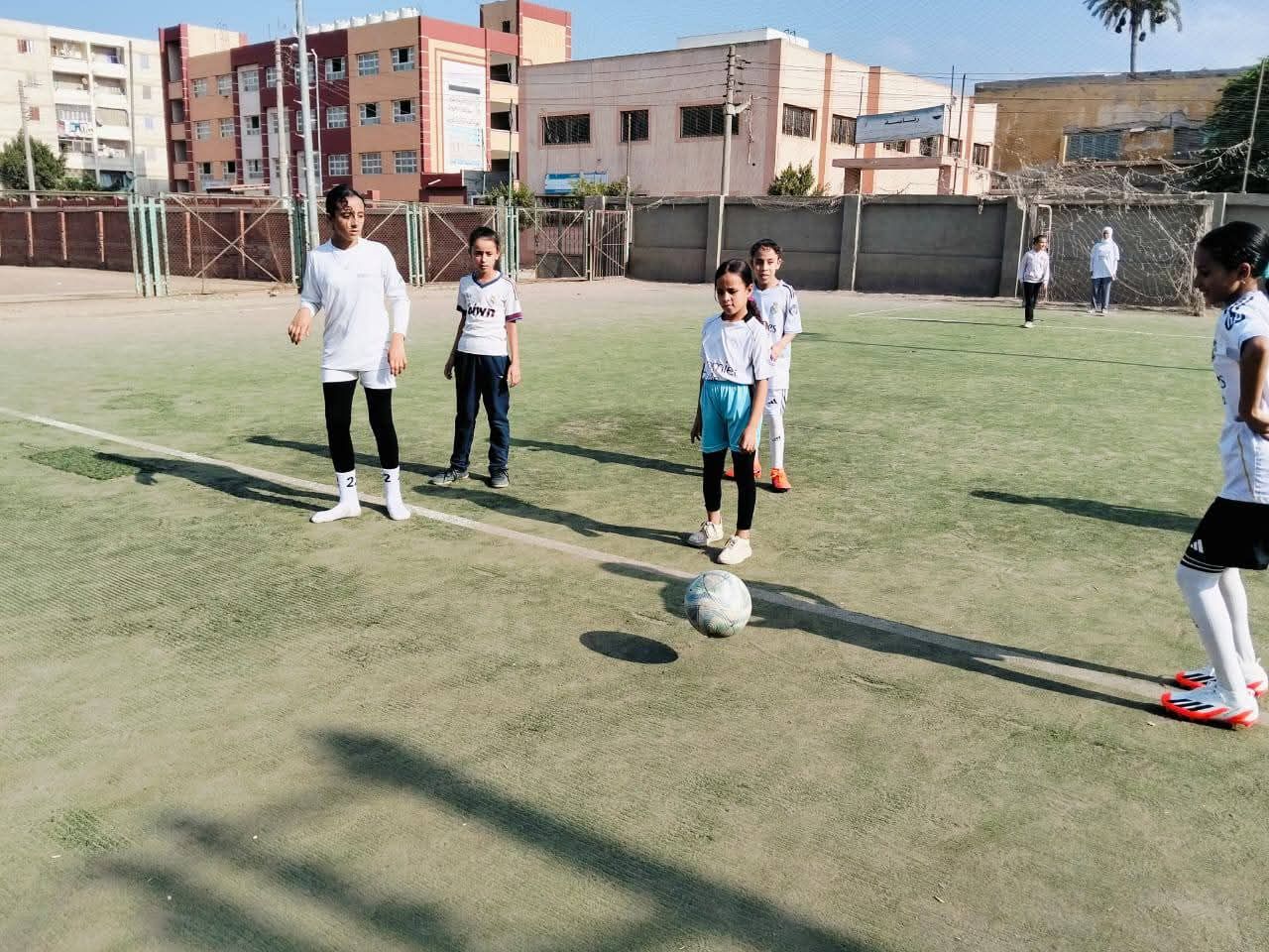 الأطفال والبنات المشاركات فى المبادرة (1) الأطفال والبنات المشاركات فى المبادرة (1)