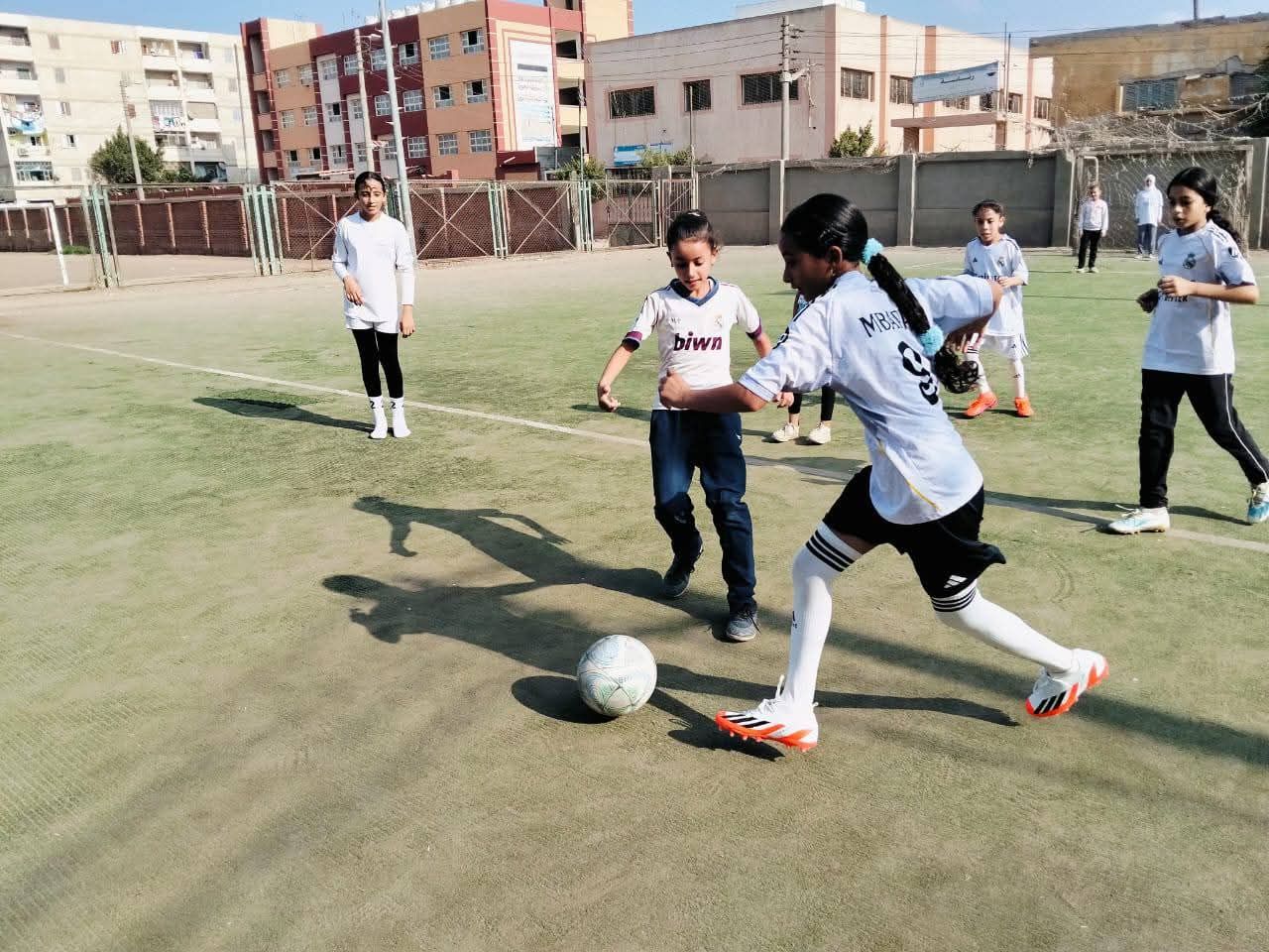 الأطفال والبنات المشاركات فى المبادرة (2) الأطفال والبنات المشاركات فى المبادرة (2)