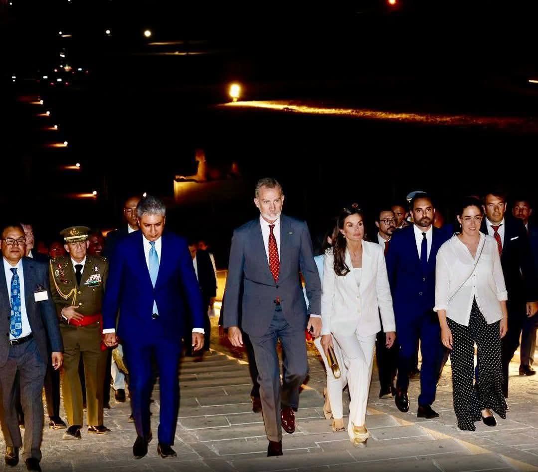 ملك أسبانيا وزوجته مع وزير السياحة فى غرب الأقصر