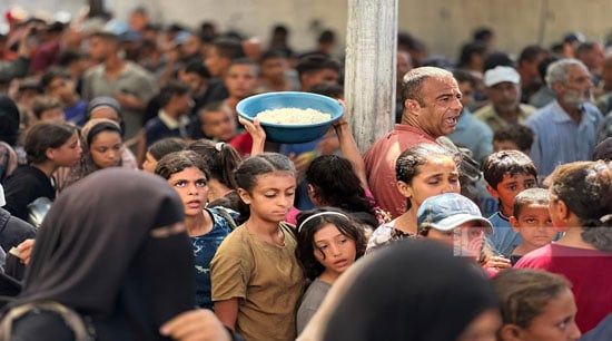 طوابير من الأطفال للحصول على الطعام