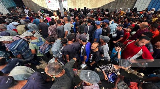 طوابير فى انتظار توزيع الطعام