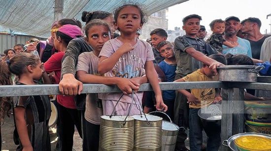 الأطفال يعانون للحصول على الطعام