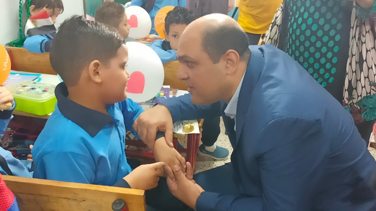 رئيس مدينة دسوق يداعب الأطفال رئيس مدينة دسوق يداعب الأطفال