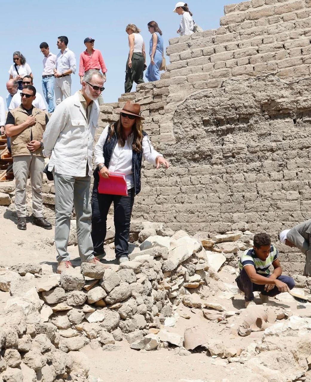 الملك الأسبانى يتابع نجاحات فريق البعثة الأسبانية فى الأقصر الملك الأسبانى يتابع نجاحات فريق البعثة الأسبانية فى الأقصر
