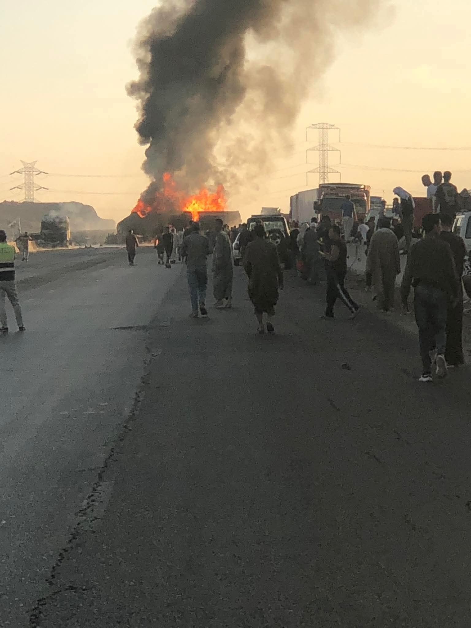 حريق بسيارة نقل بالطريق الإقليمي (4) حريق بسيارة نقل بالطريق الإقليمي (4)