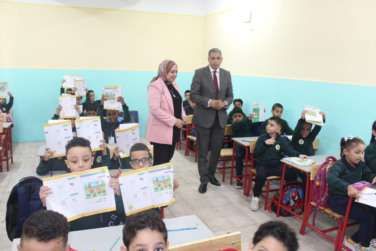 وكيل وزارة التربية والتعليم بالجيزة داخل الفصول وكيل وزارة التربية والتعليم بالجيزة داخل الفصول