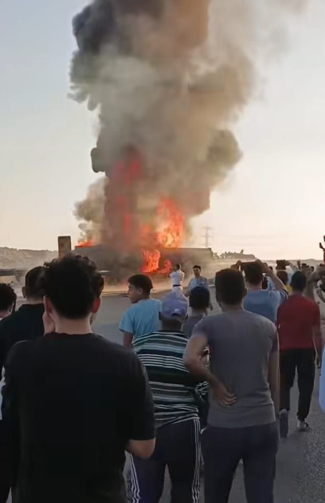 حريق بسيارة نقل بالطريق الإقليمي (2) حريق بسيارة نقل بالطريق الإقليمي (2)