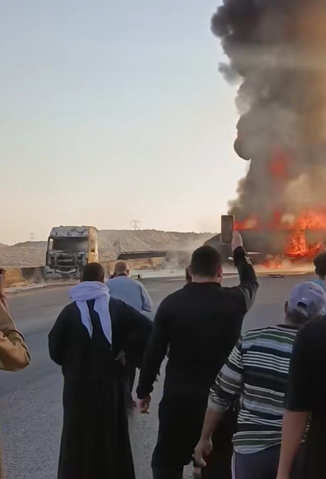 حريق بسيارة نقل بالطريق الإقليمي (3) حريق بسيارة نقل بالطريق الإقليمي (3)