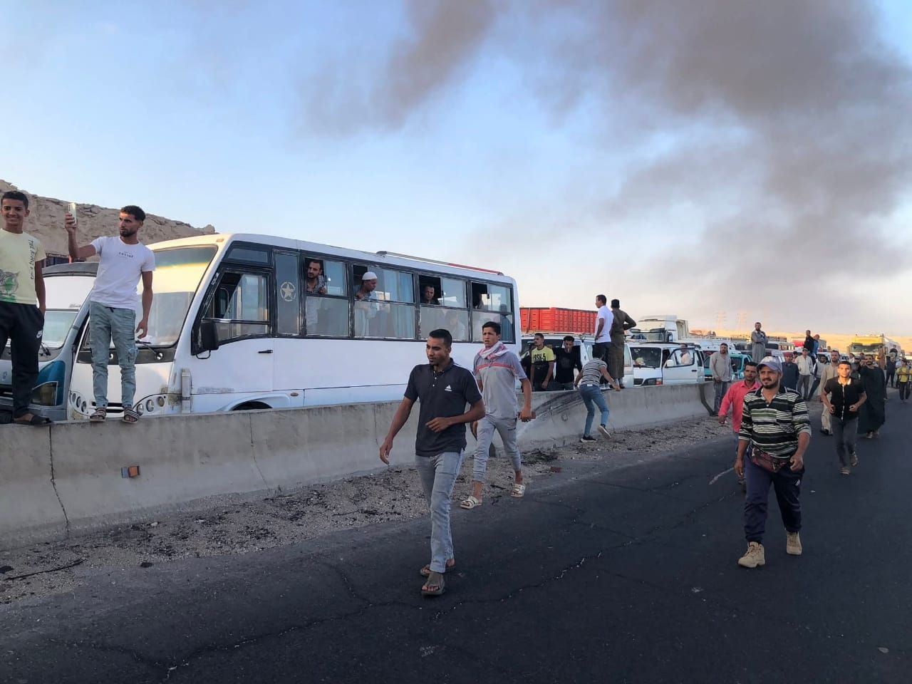 حريق بسيارة نقل بالطريق الإقليمي (5) حريق بسيارة نقل بالطريق الإقليمي (5)