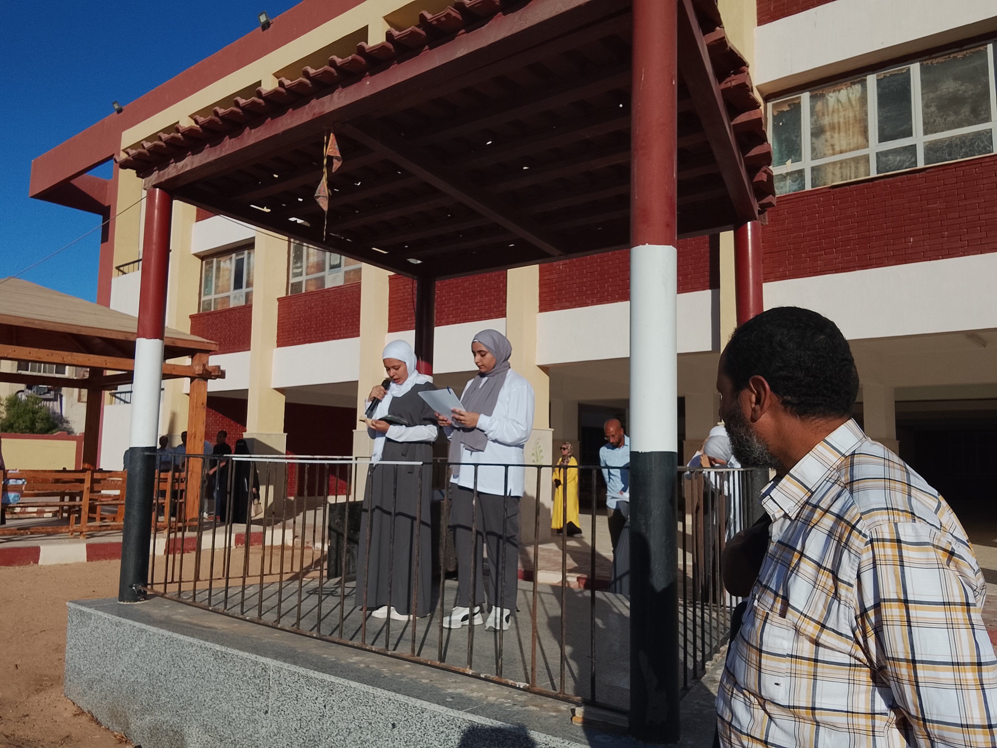 استقبال طلاب والتلاميذ فى أول يوم دراسى بجنوب سيناء بالبالونات والهدايا (2) استقبال طلاب والتلاميذ فى أول يوم دراسى بجنوب سيناء بالبالونات والهدايا (2)