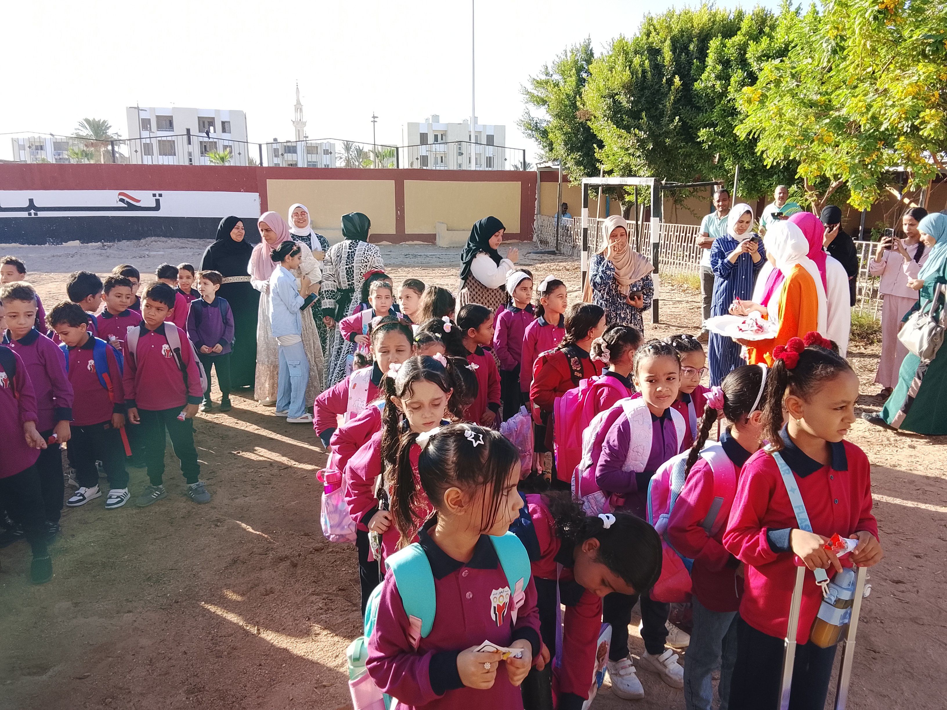 استقبال طلاب والتلاميذ فى أول يوم دراسى بجنوب سيناء بالبالونات والهدايا (4) استقبال طلاب والتلاميذ فى أول يوم دراسى بجنوب سيناء بالبالونات والهدايا (4)