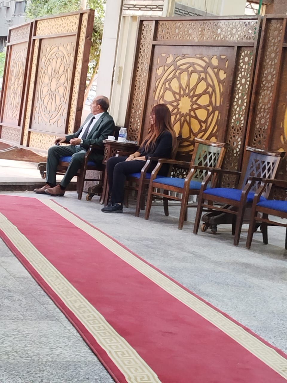 بدء عزاء شقيقه الفنان احمد صيام بمسجد الحامدية الشاذلية (2) بدء عزاء شقيقه الفنان احمد صيام بمسجد الحامدية الشاذلية (2)