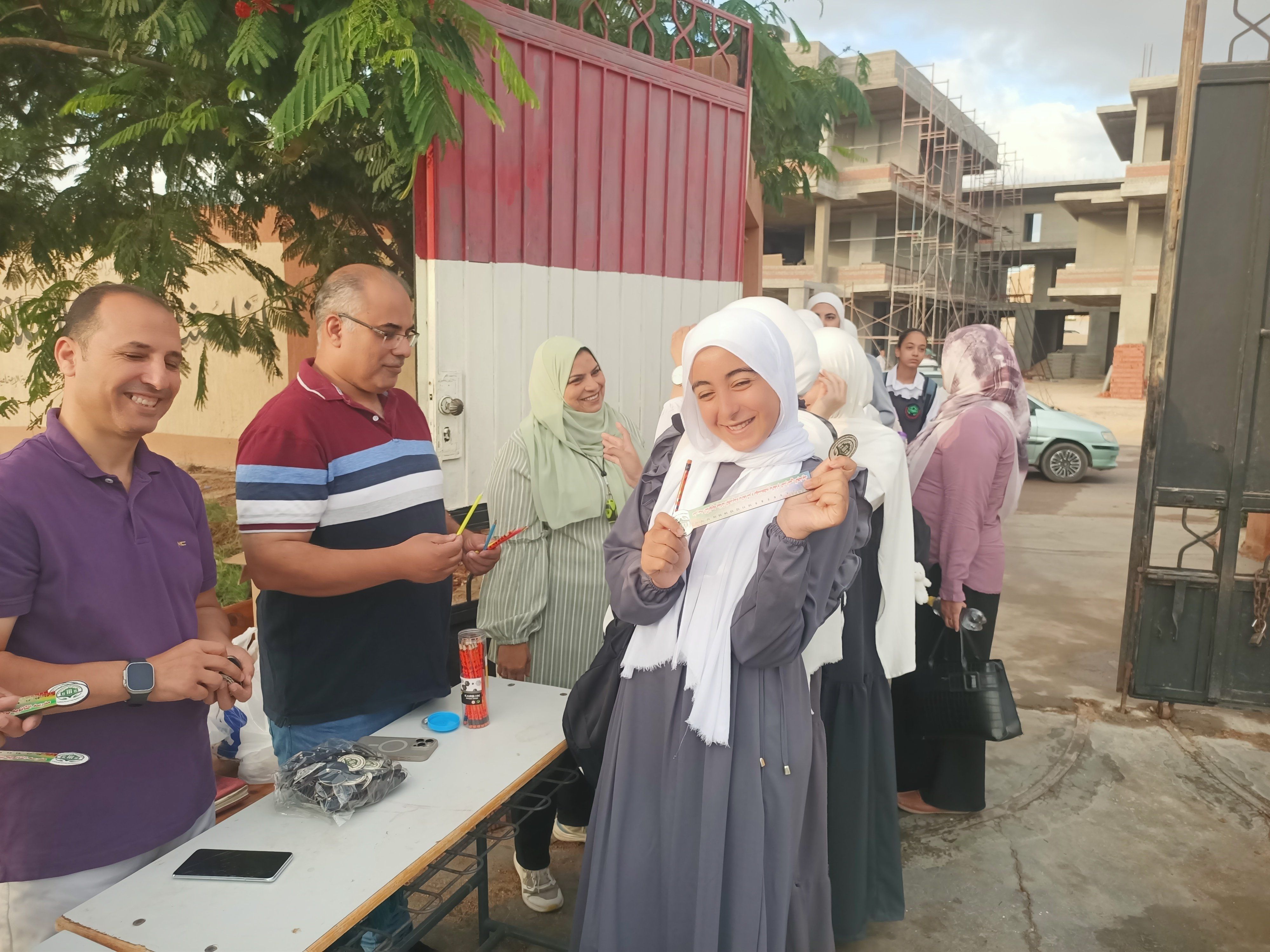 توزيع الهدايا على الطلاب فى أول أيام دراسة (4) توزيع الهدايا على الطلاب فى أول أيام دراسة (4)