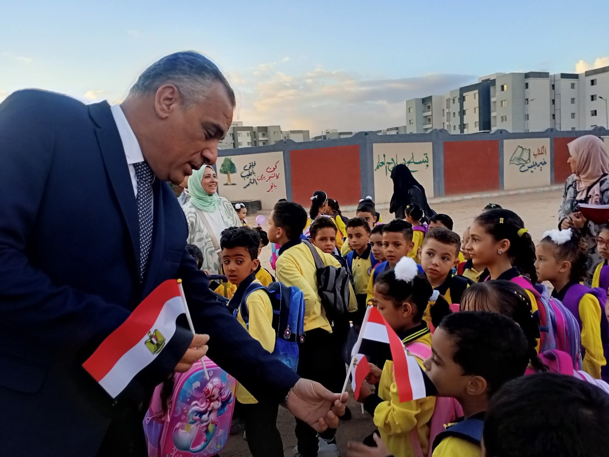 إدارة العبور التعليمية تستقبل الطلاب في أول يوم دراسي (16) إدارة العبور التعليمية تستقبل الطلاب في أول يوم دراسي (16)