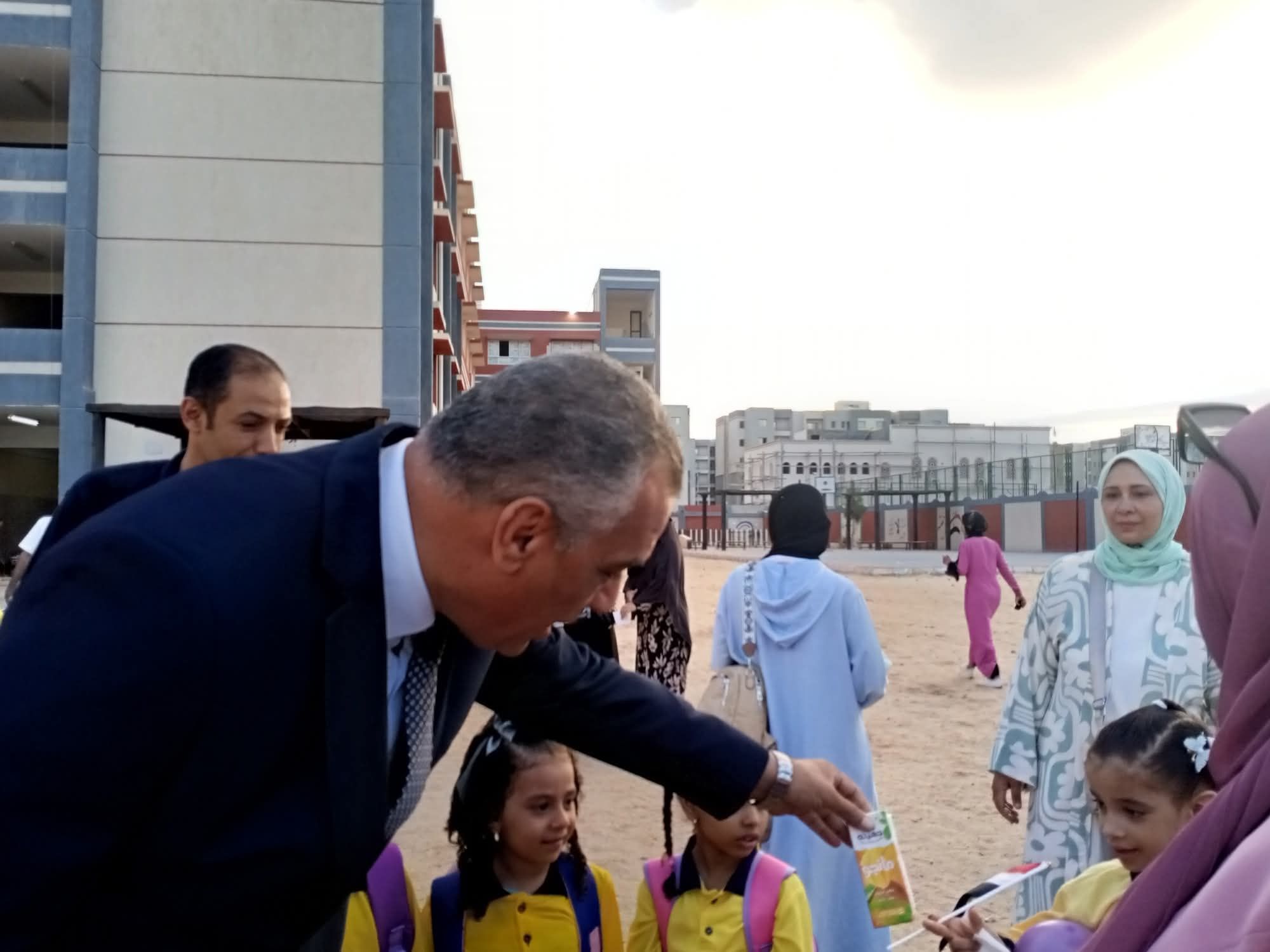 إدارة العبور التعليمية تستقبل الطلاب في أول يوم دراسي (11) إدارة العبور التعليمية تستقبل الطلاب في أول يوم دراسي (11)