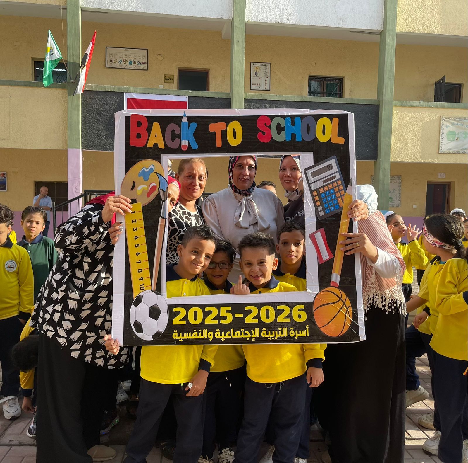 مدارس الجيزة تستقبل تلاميذ ابتدائى بأجواء احتفالية مبهجة مدارس الجيزة تستقبل تلاميذ ابتدائى بأجواء احتفالية مبهجة