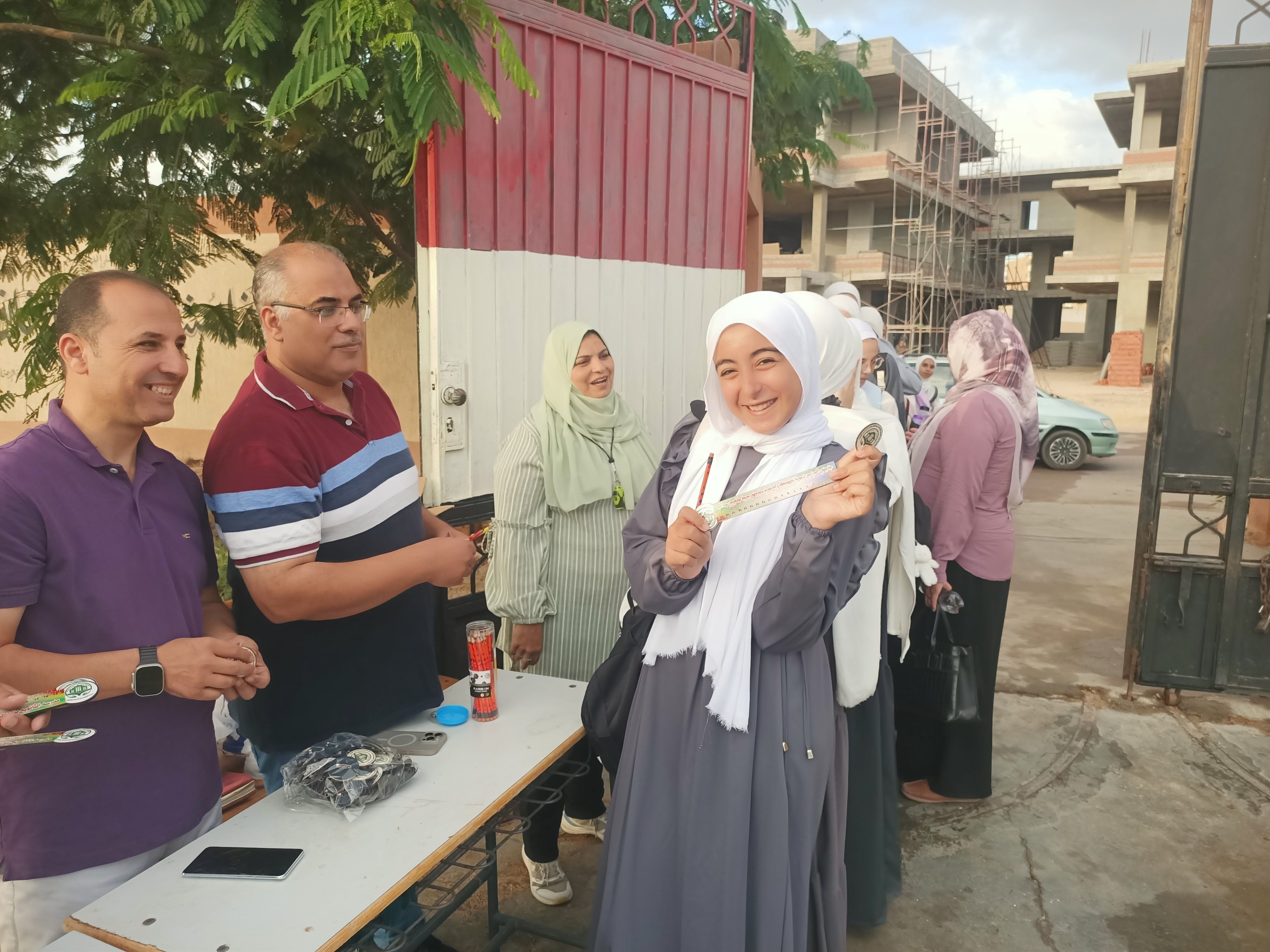توزيع الهدايا على الطلاب فى أول أيام دراسة (3) توزيع الهدايا على الطلاب فى أول أيام دراسة (3)