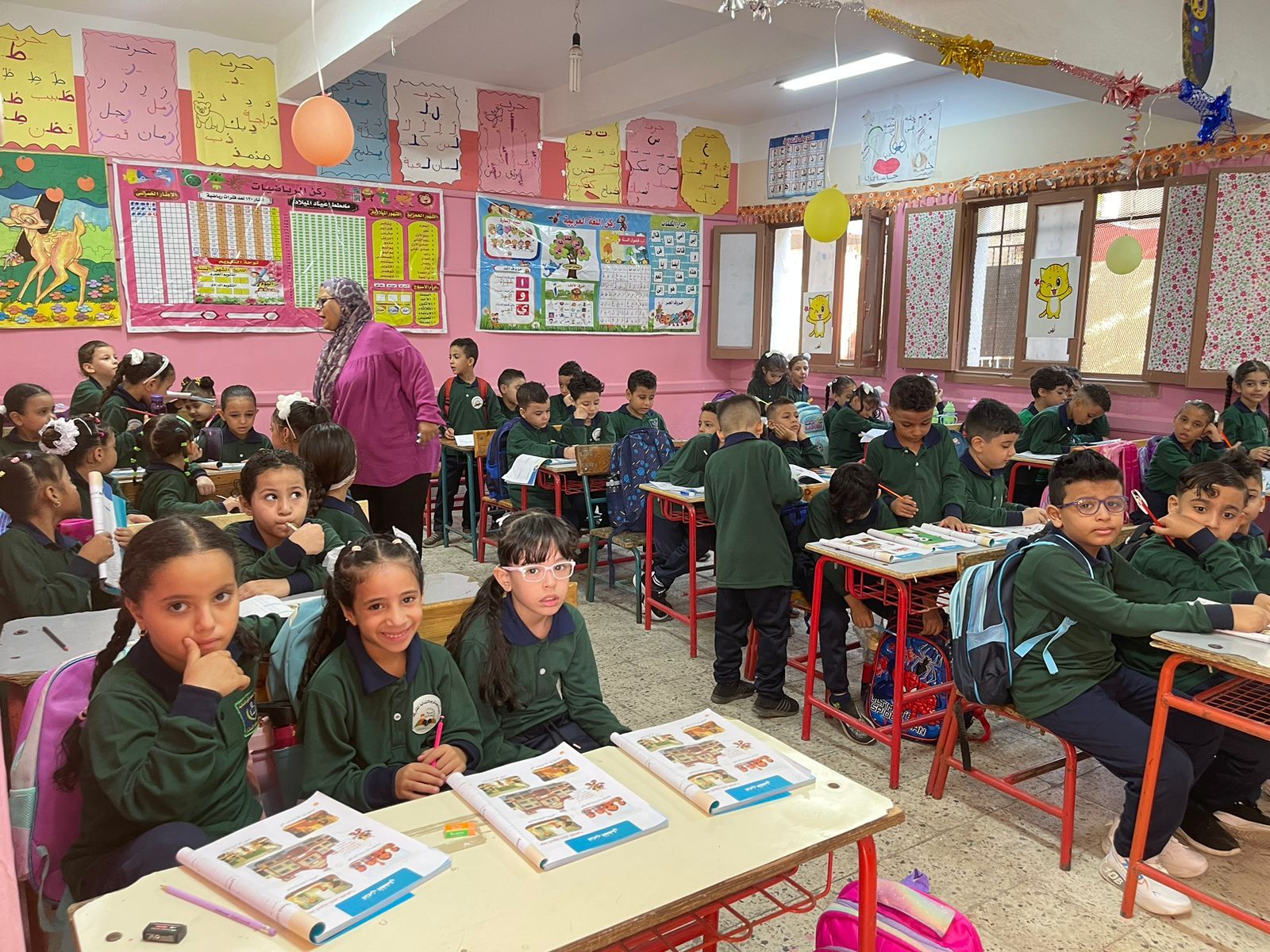 تسليم الكتب لتلاميذ ابتدائى فى الجيزة تسليم الكتب لتلاميذ ابتدائى فى الجيزة