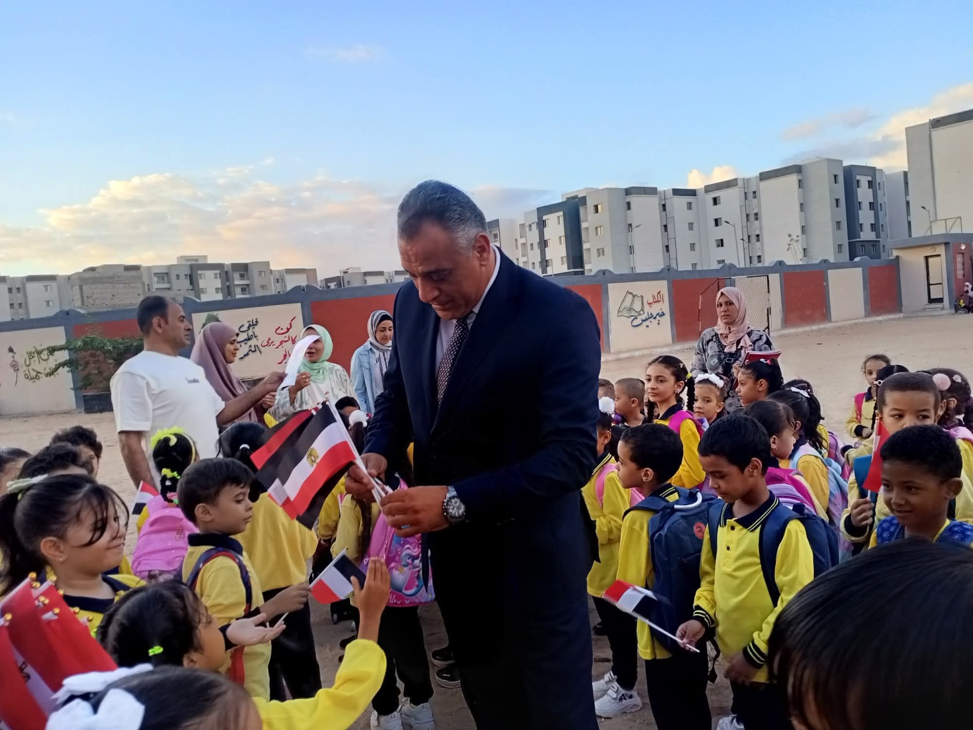 إدارة العبور التعليمية تستقبل الطلاب في أول يوم دراسي (1) إدارة العبور التعليمية تستقبل الطلاب في أول يوم دراسي (1)