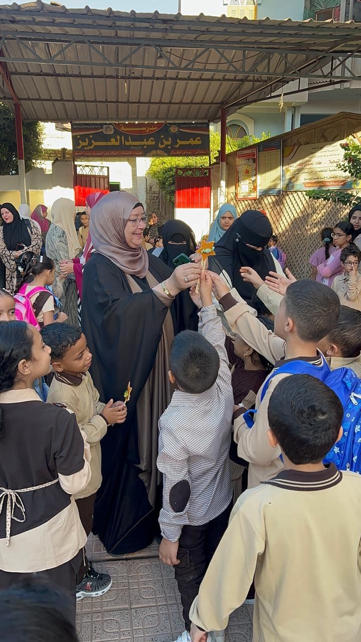 مديرة المدرسه وتوزيع الهدايا علي الطلاب مديرة المدرسه وتوزيع الهدايا علي الطلاب