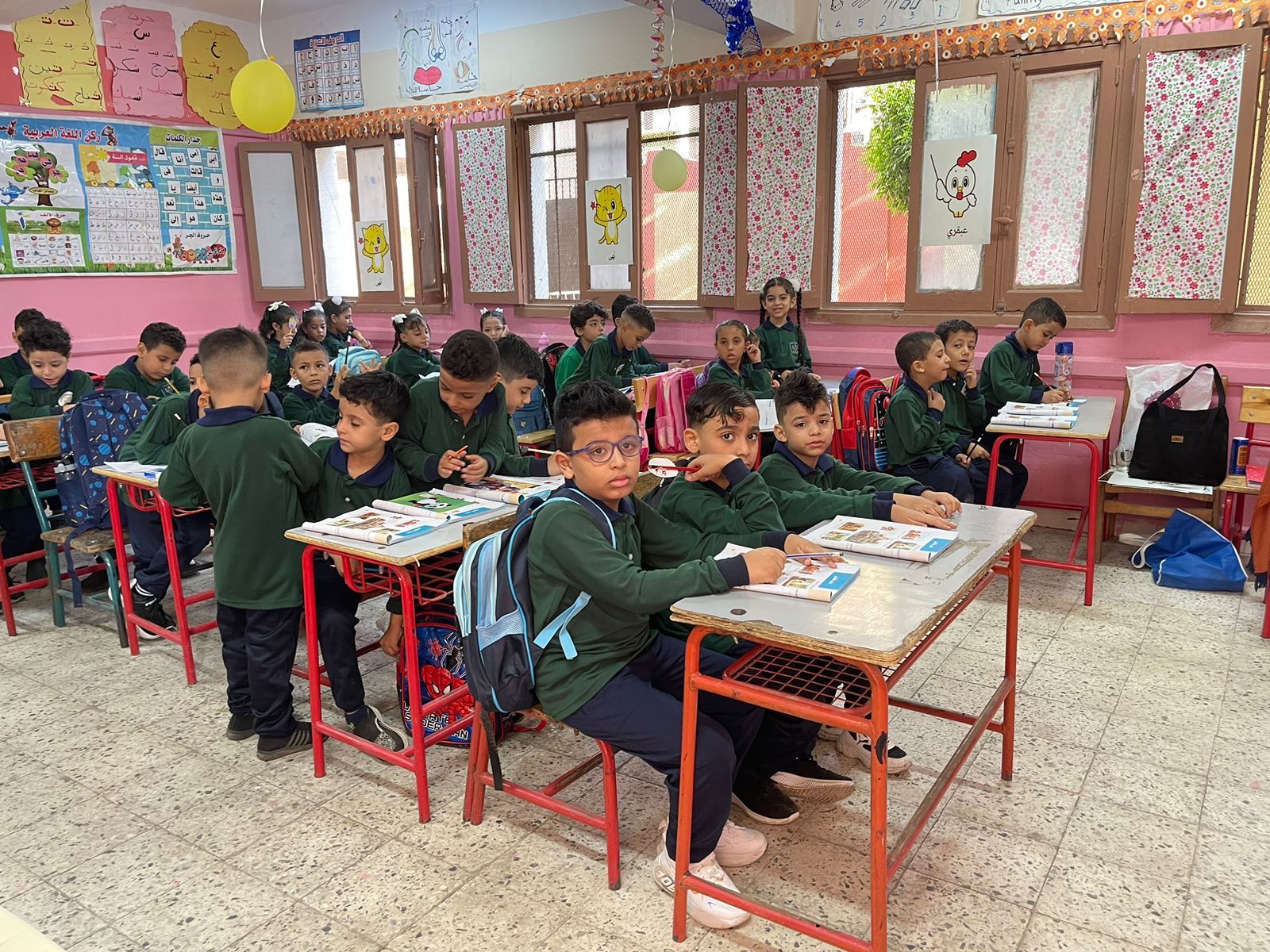 توزيع الكتب المدرسية على الطلاب توزيع الكتب المدرسية على الطلاب