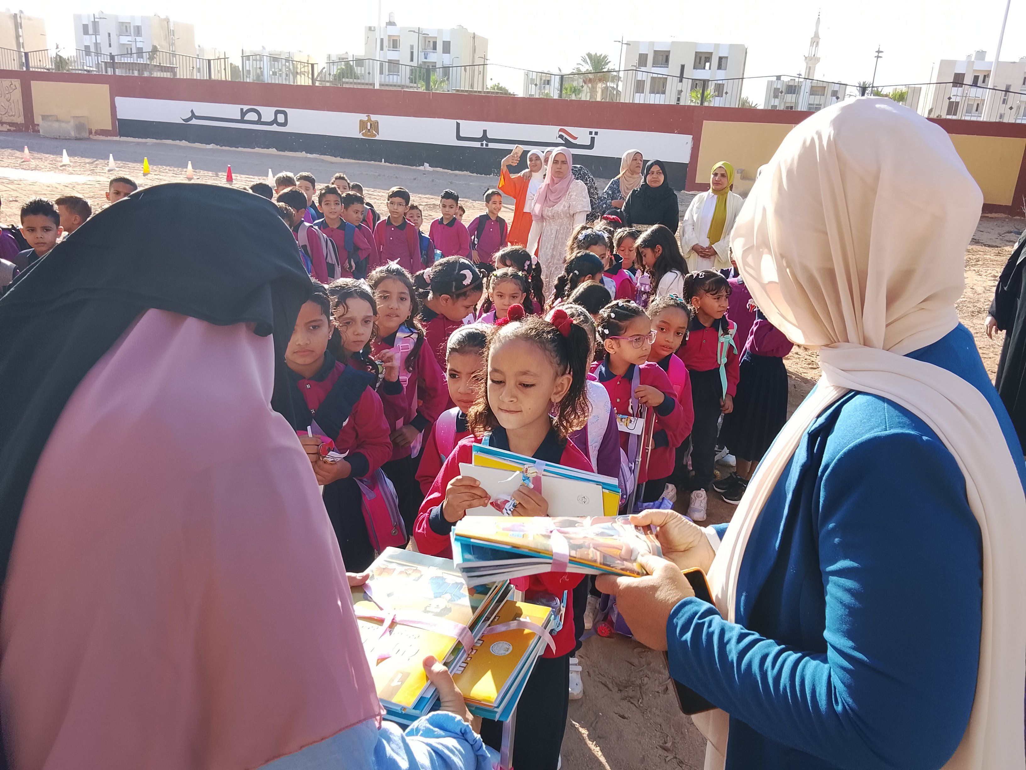 استقبال طلاب والتلاميذ فى أول يوم دراسى بجنوب سيناء بالبالونات والهدايا (1) استقبال طلاب والتلاميذ فى أول يوم دراسى بجنوب سيناء بالبالونات والهدايا (1)