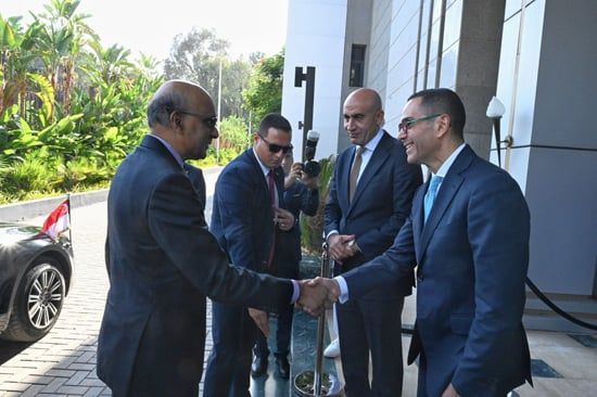وزير الاستثمار والتجارة الخارجية يلتقي رئيس جمهورية سنغافورة على هامش منتدى الأعمال المصري–السنغافوري (4) وزير الاستثمار والتجارة الخارجية يلتقي رئيس جمهورية سنغافورة على هامش منتدى الأعمال المصري–السنغافوري (4)