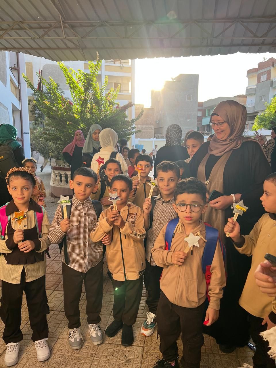 مديرة المدرسة تستفبل الطلاب في أول أيام الدراسة مديرة المدرسة تستفبل الطلاب في أول أيام الدراسة