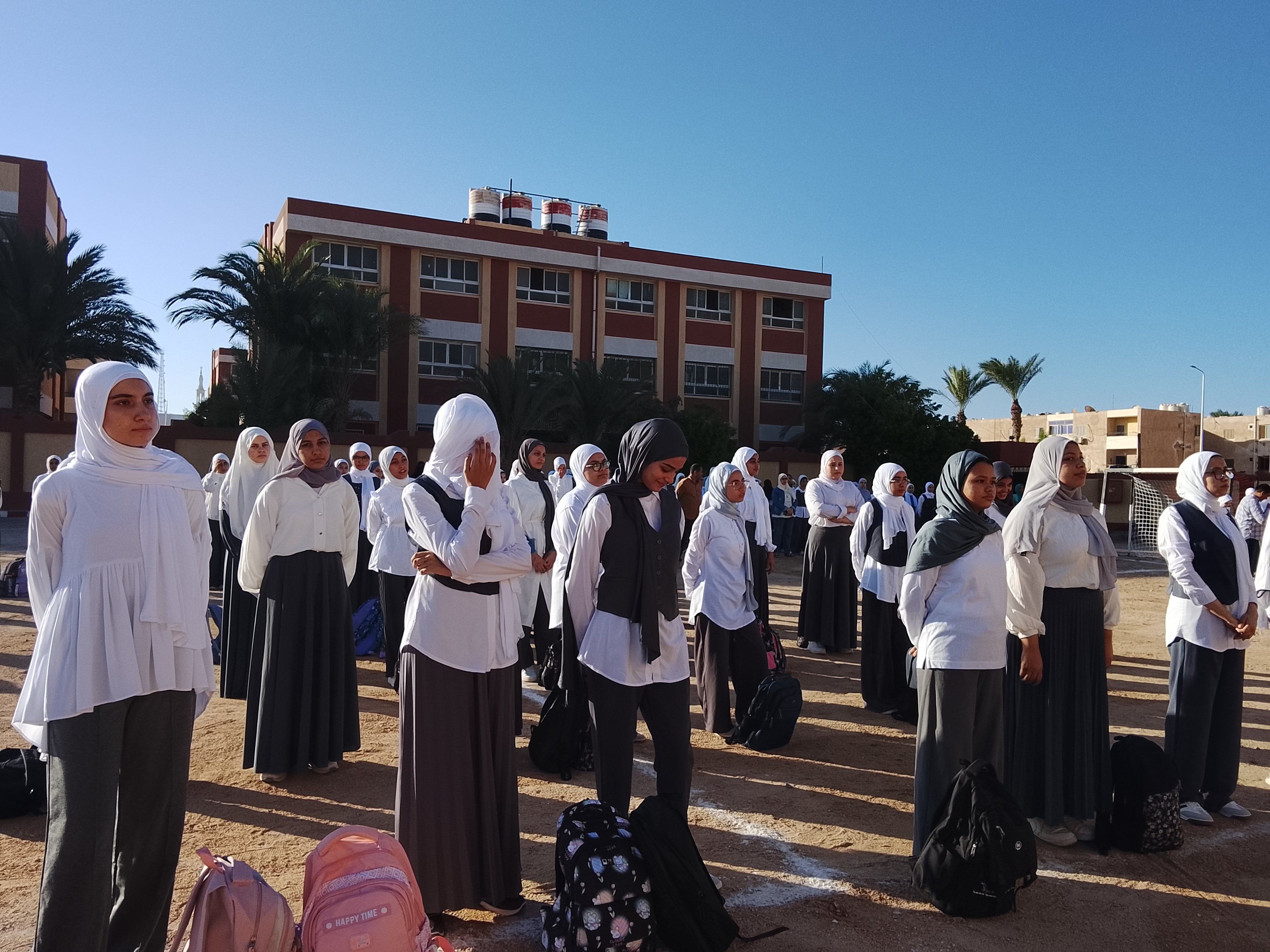 استقبال طلاب والتلاميذ فى أول يوم دراسى بجنوب سيناء بالبالونات والهدايا (3) استقبال طلاب والتلاميذ فى أول يوم دراسى بجنوب سيناء بالبالونات والهدايا (3)
