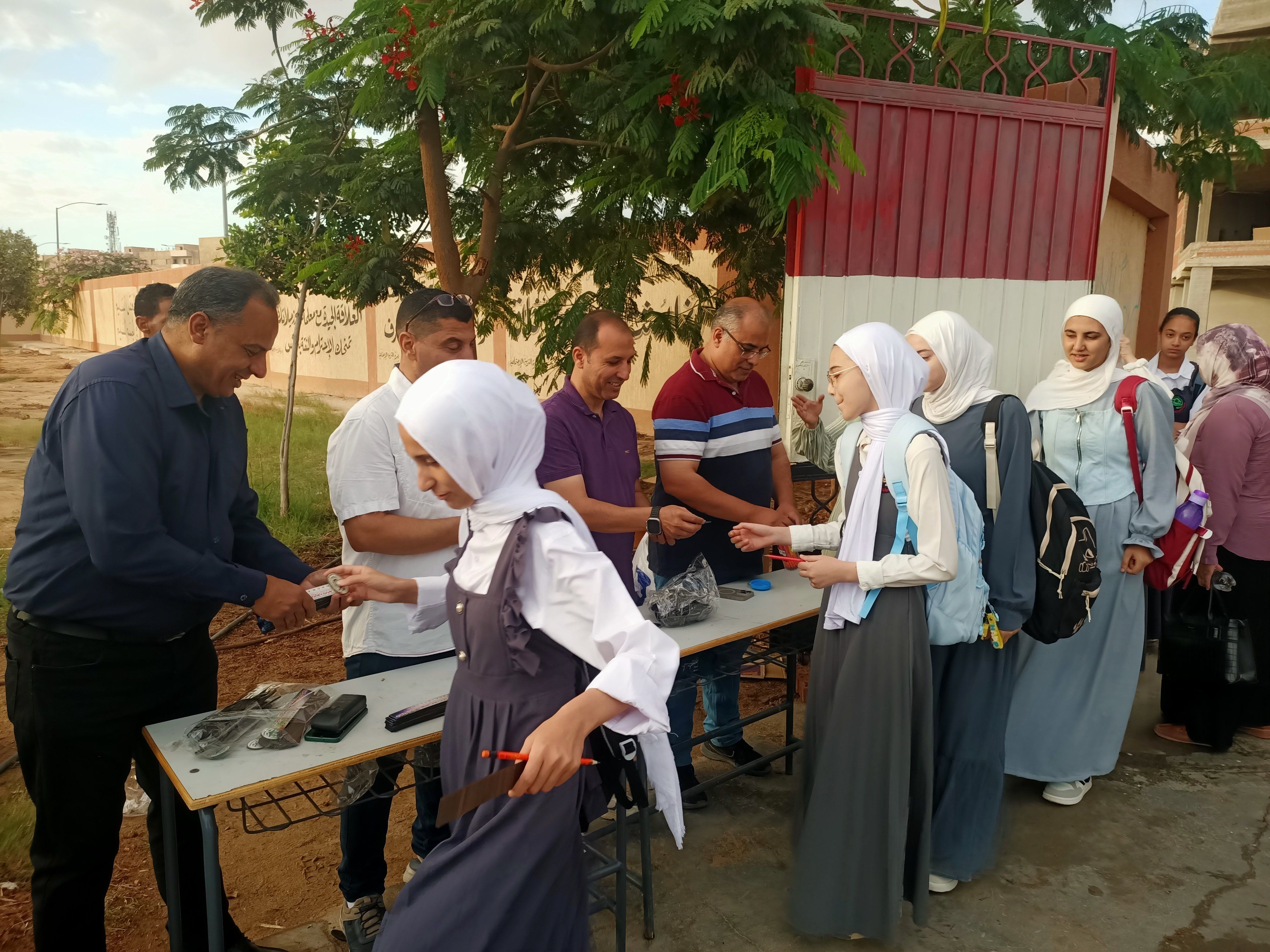 توزيع الهدايا على الطلاب فى أول أيام دراسة (1) توزيع الهدايا على الطلاب فى أول أيام دراسة (1)