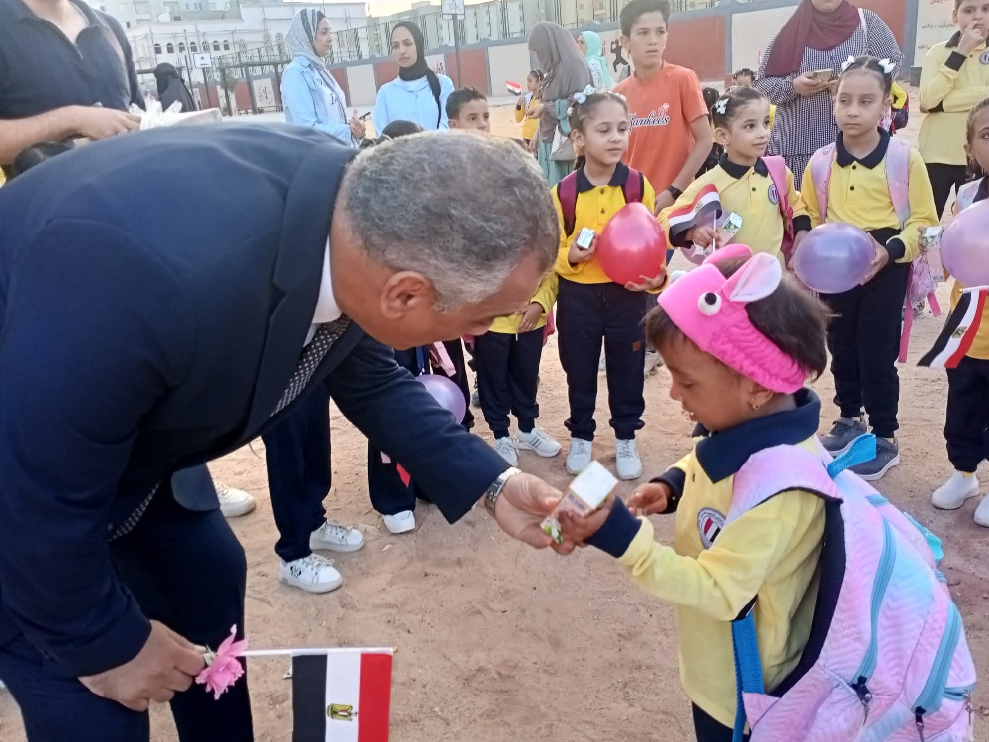 إدارة العبور التعليمية تستقبل الطلاب في أول يوم دراسي (9) إدارة العبور التعليمية تستقبل الطلاب في أول يوم دراسي (9)