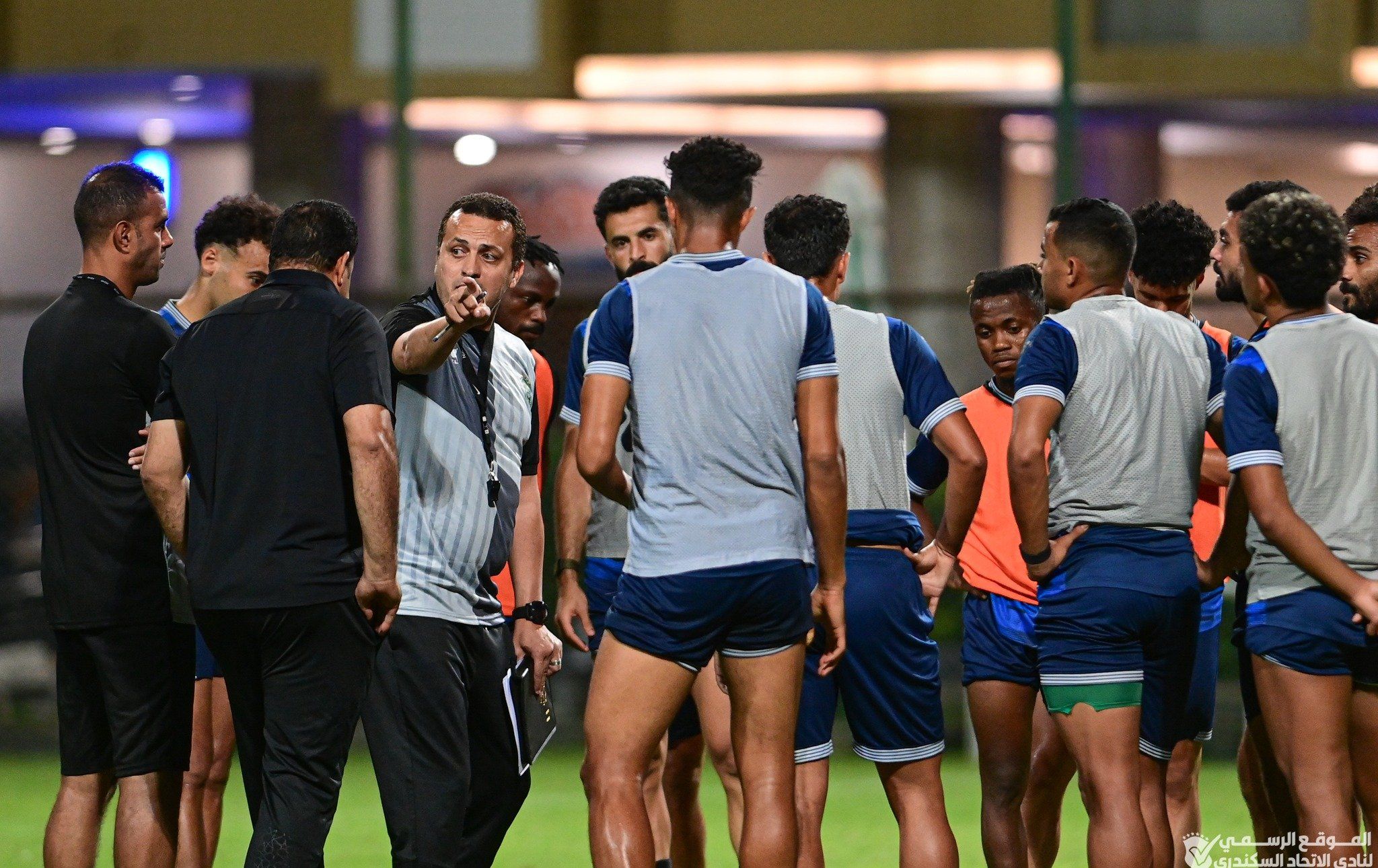 تامر مصطفى مع لاعبي لاتحاد تامر مصطفى مع لاعبي لاتحاد