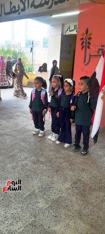 طلاب مدرسة الأبطال الرسمية