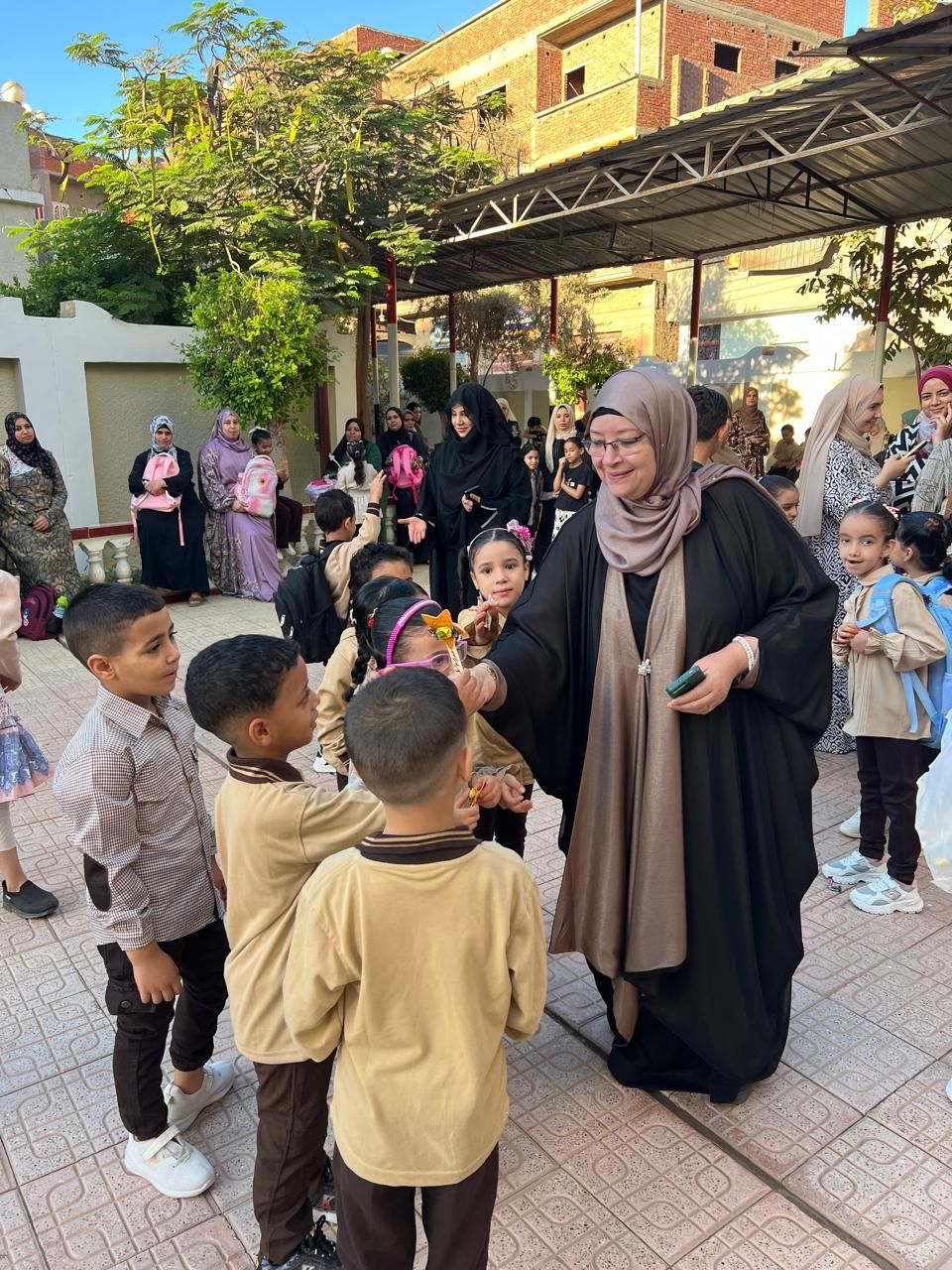 مديرة المدرسة رفقة الطلاب مديرة المدرسة رفقة الطلاب